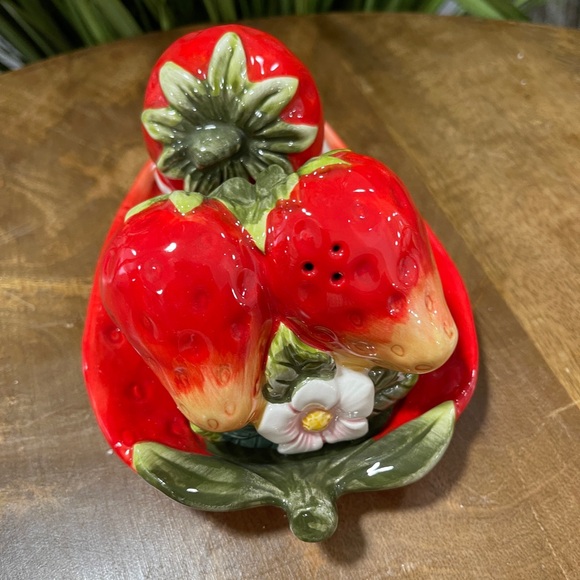 Strawberry 🍓 Red Ceramic Salt and Pepper Shakers with Strawberry Plate NWT - Picture 4 of 5